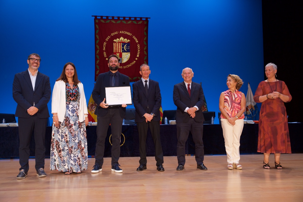 Iván Muñoz, director de ComunicAlicante, recoge el reconocimiento de la Universidad de Alicante